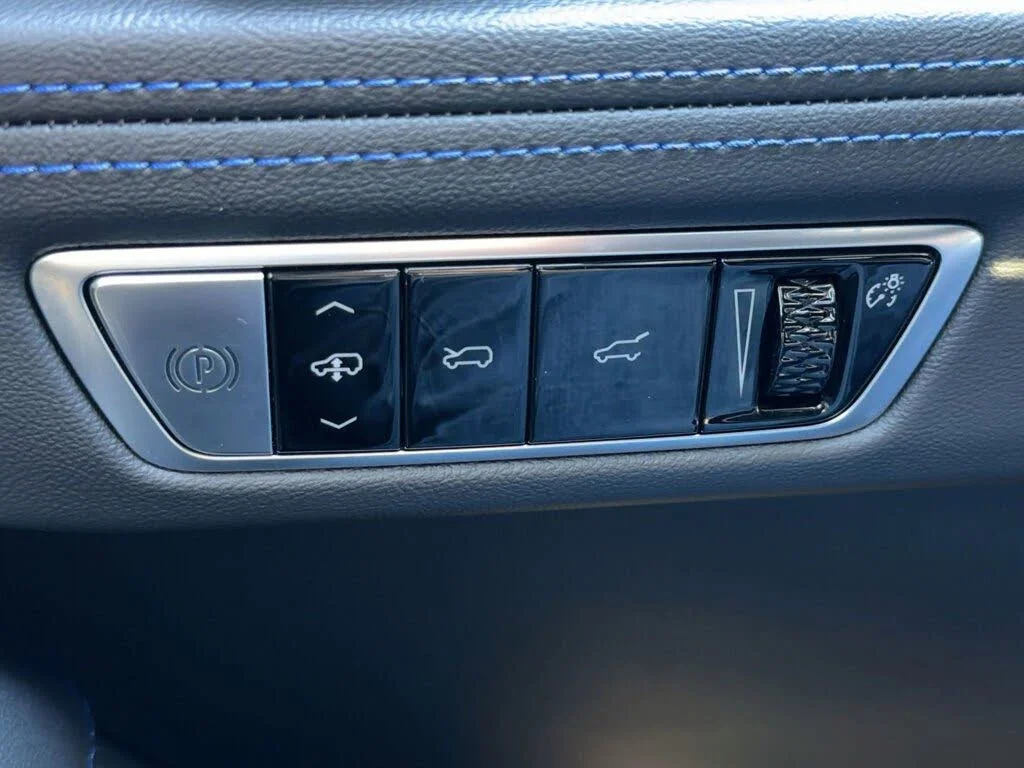 Used 2025 BLACK RAVEN Cadillac Sport 1 image 31