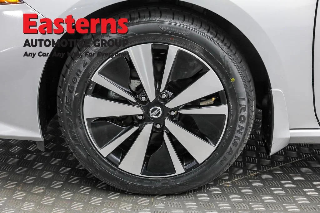 Used 2022 Silver Nissan 2.5 SV image 31