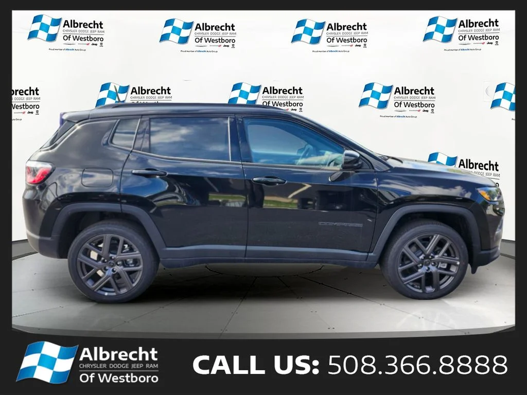 New 2026 Diamond Black Crystal Pearl-Coat Exterior Paint Jeep Limited image 6