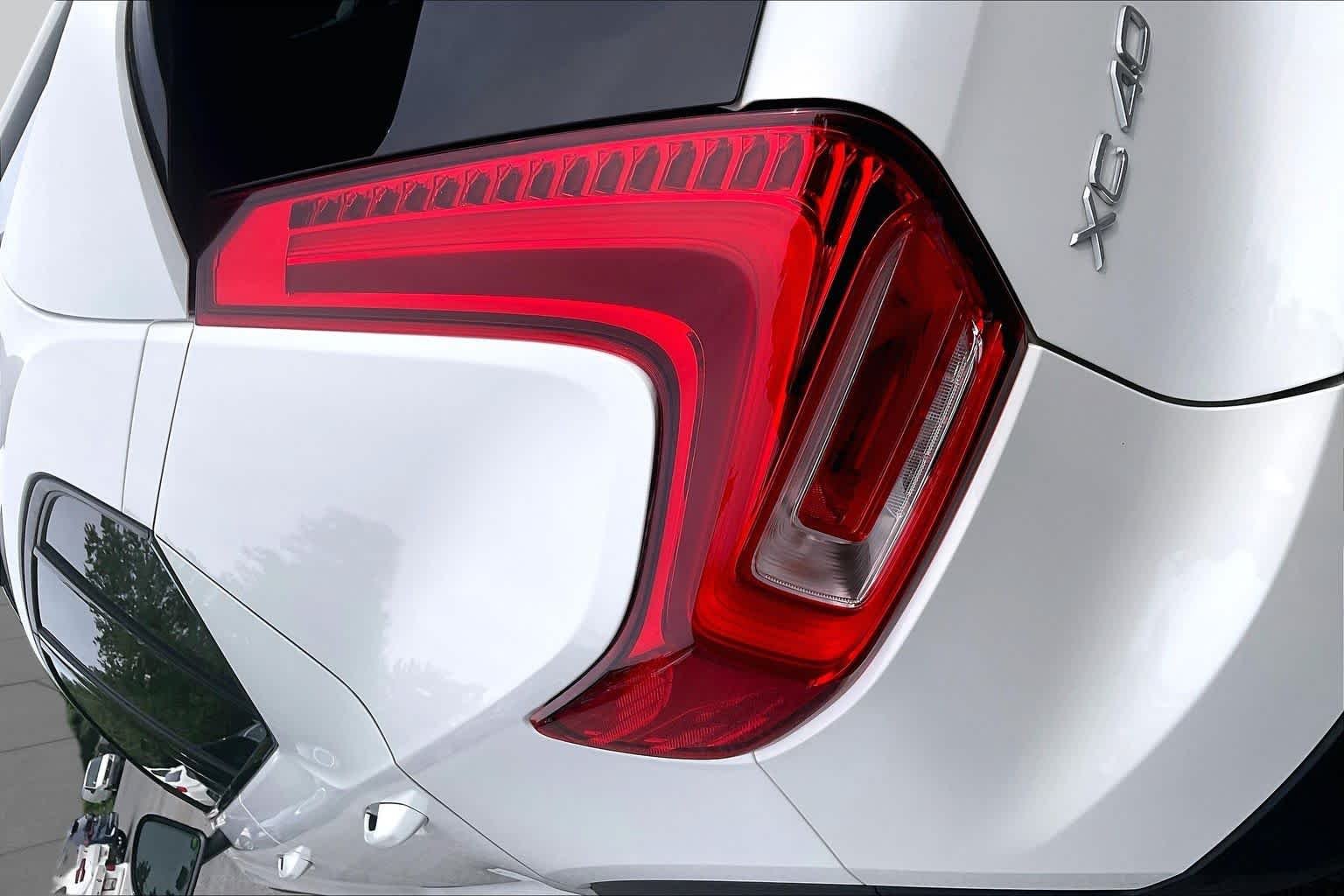 Used 2023 Crystal White Metallic Volvo Plus Dark Theme image 29