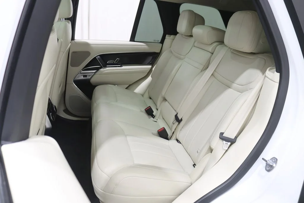 Used 2023 White Land Rover SE image 27