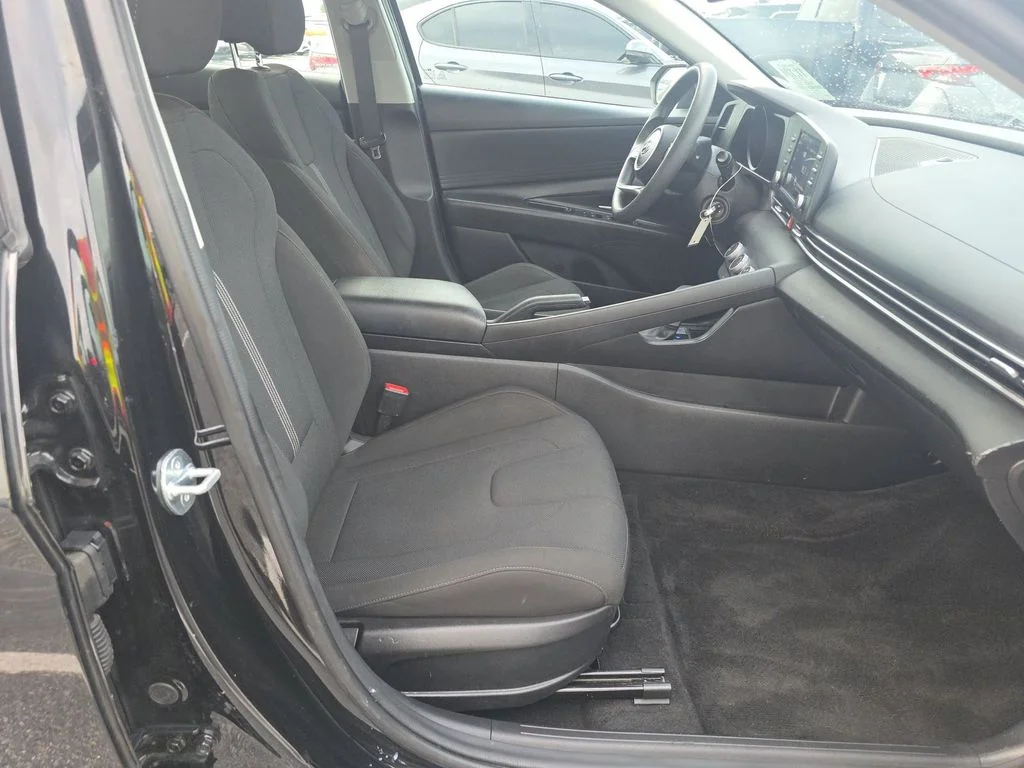 Used 2023 Black Hyundai SE image 7