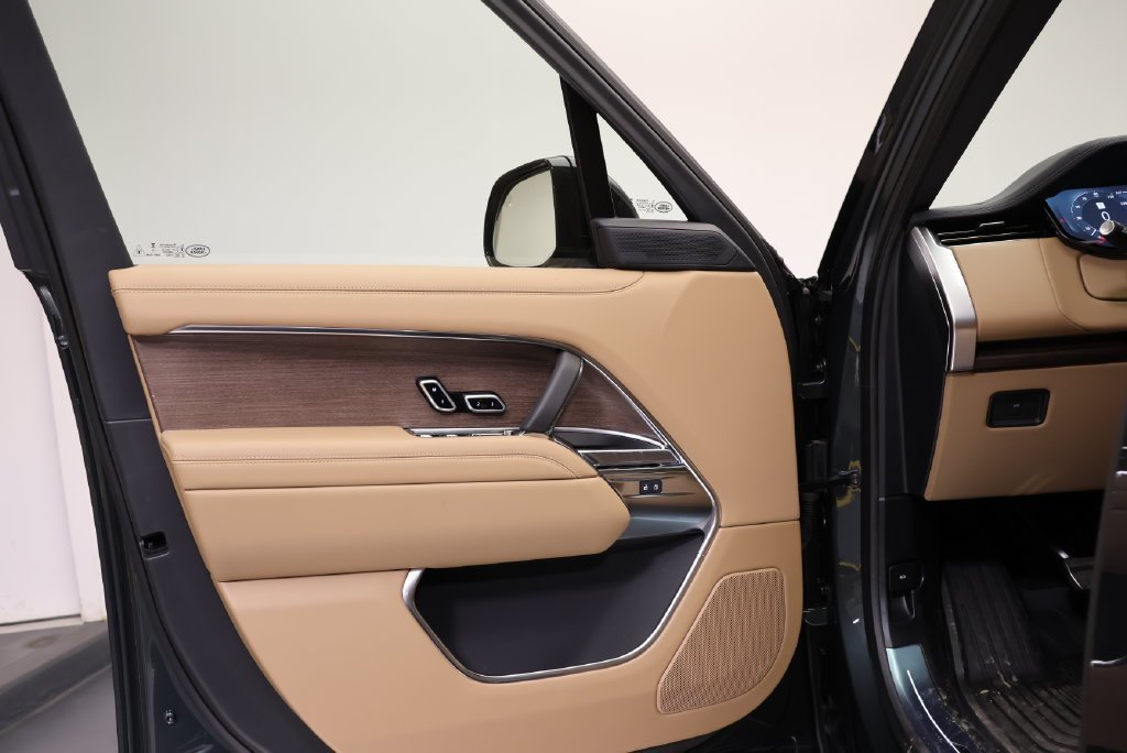 New 2027 Belgravia Green LAND ROVER SE image 25