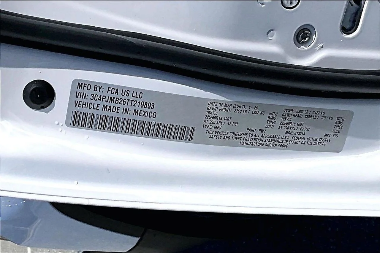 New 2026 Bright White Clear-Coat Exterior Paint Jeep Laredo image 35