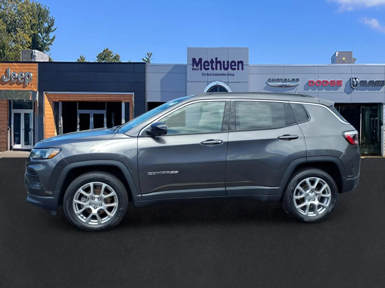 Used 2022 Granite Crystal Metallic Clearcoat Jeep Latitude Lux image 8