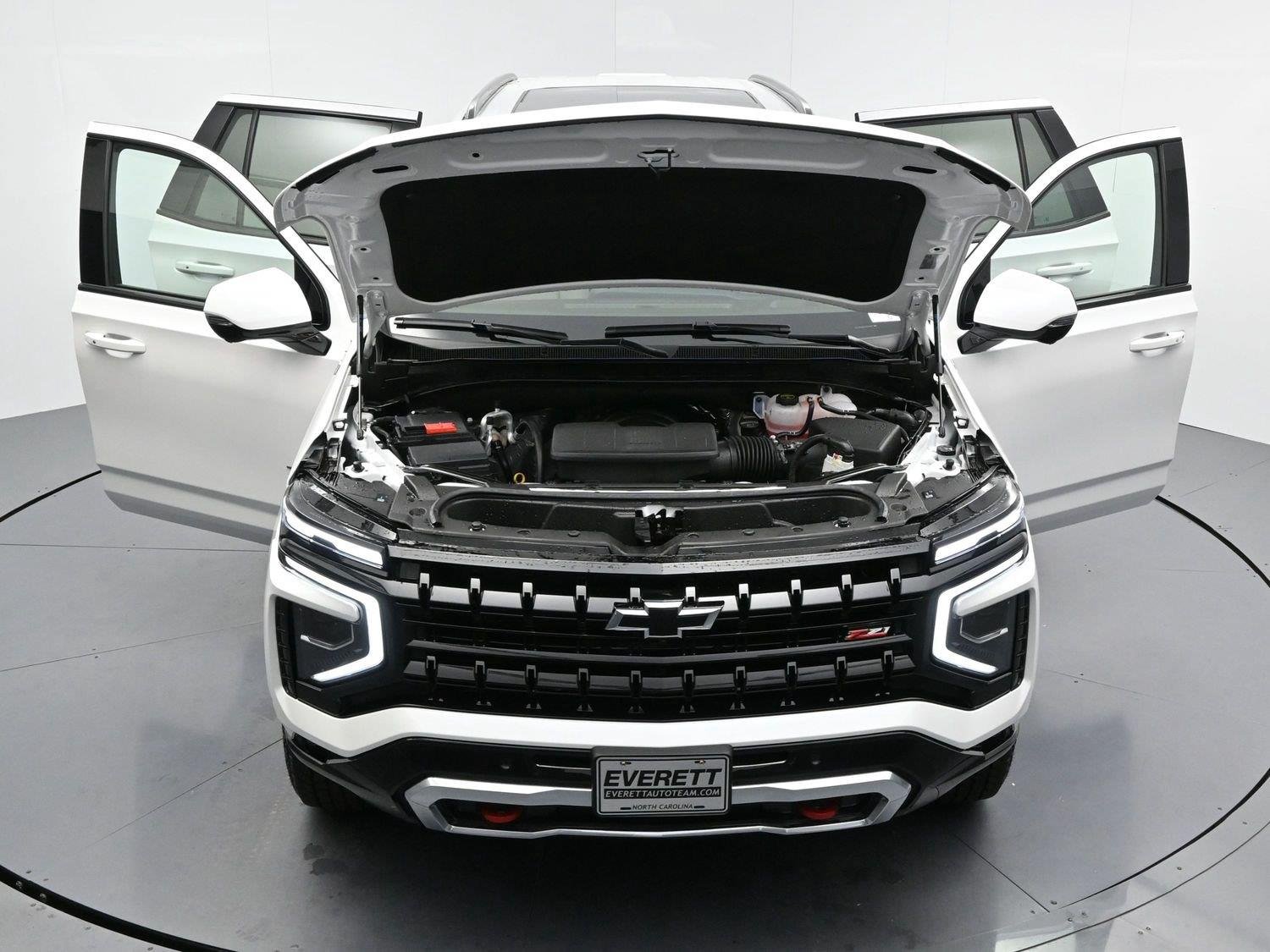 Used 2025 Iridescent Pearl Tricoat Chevrolet Z71 image 41