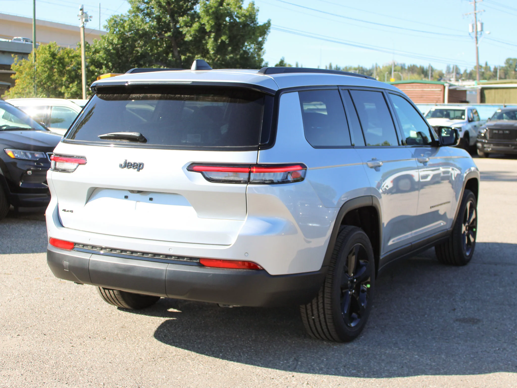 Used 2025 Silver Jeep Altitude* 4x4, Sunroof, Heated Leather, Remote Start image 5