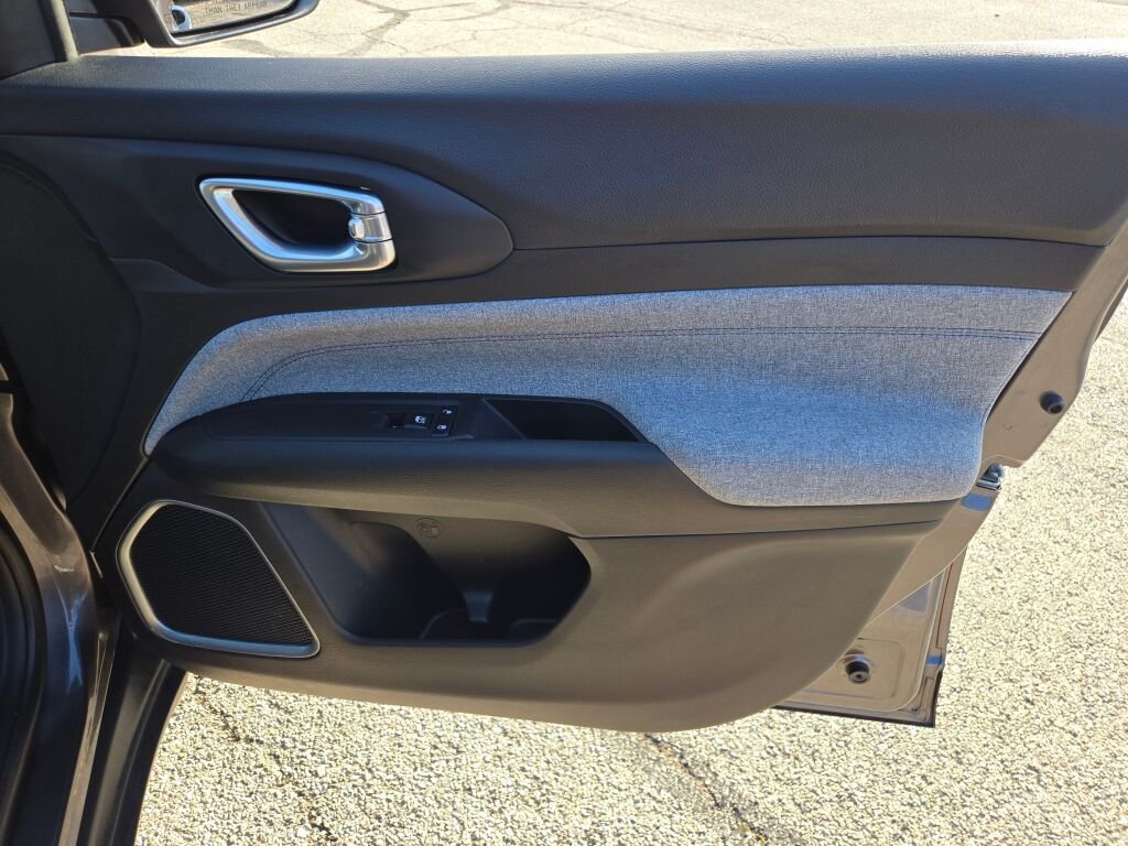 Used 2024  Jeep Latitude image 5