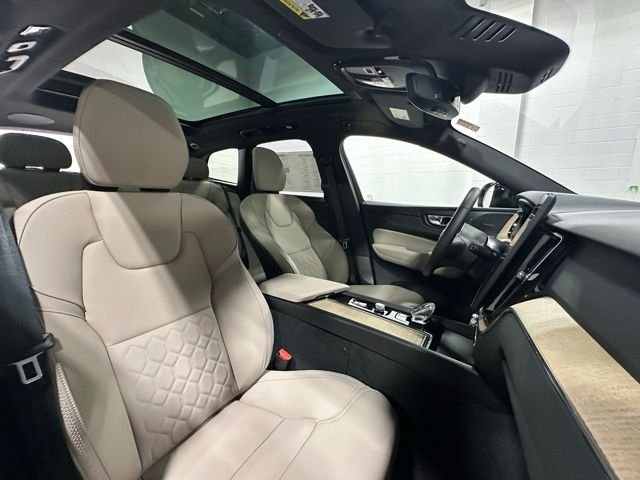 2026 Volvo XC60 Plus - Photo 16