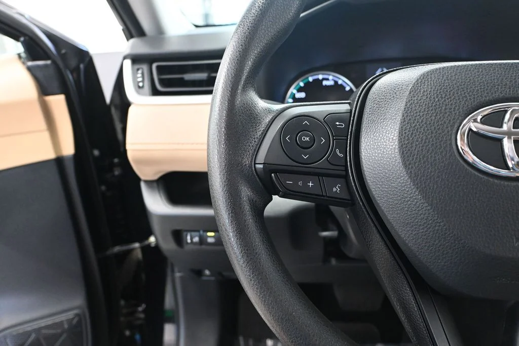 2022 Toyota RAV4 LE - Photo 26