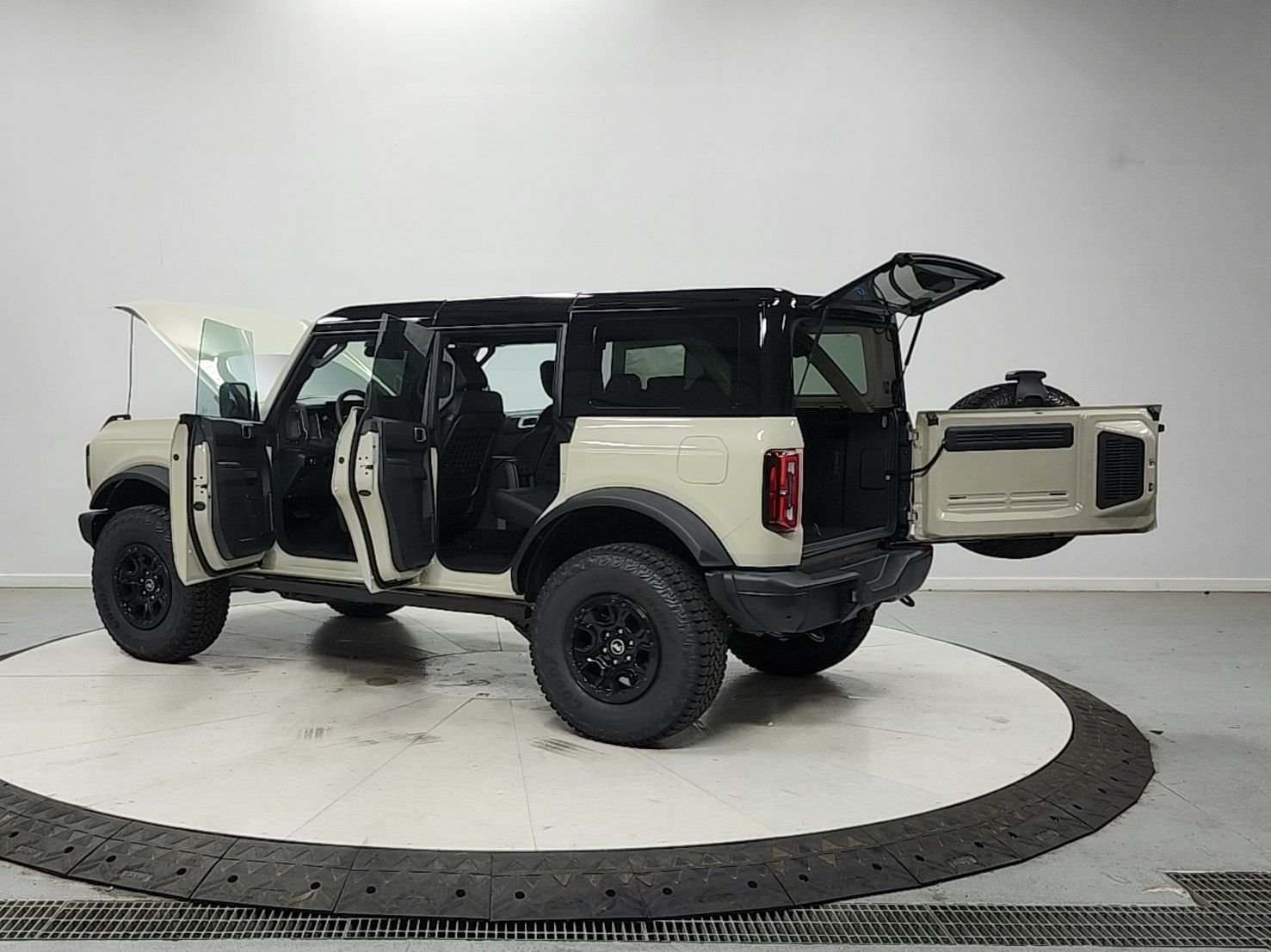 New 2026 Desert Sand Ford Badlands® image 13