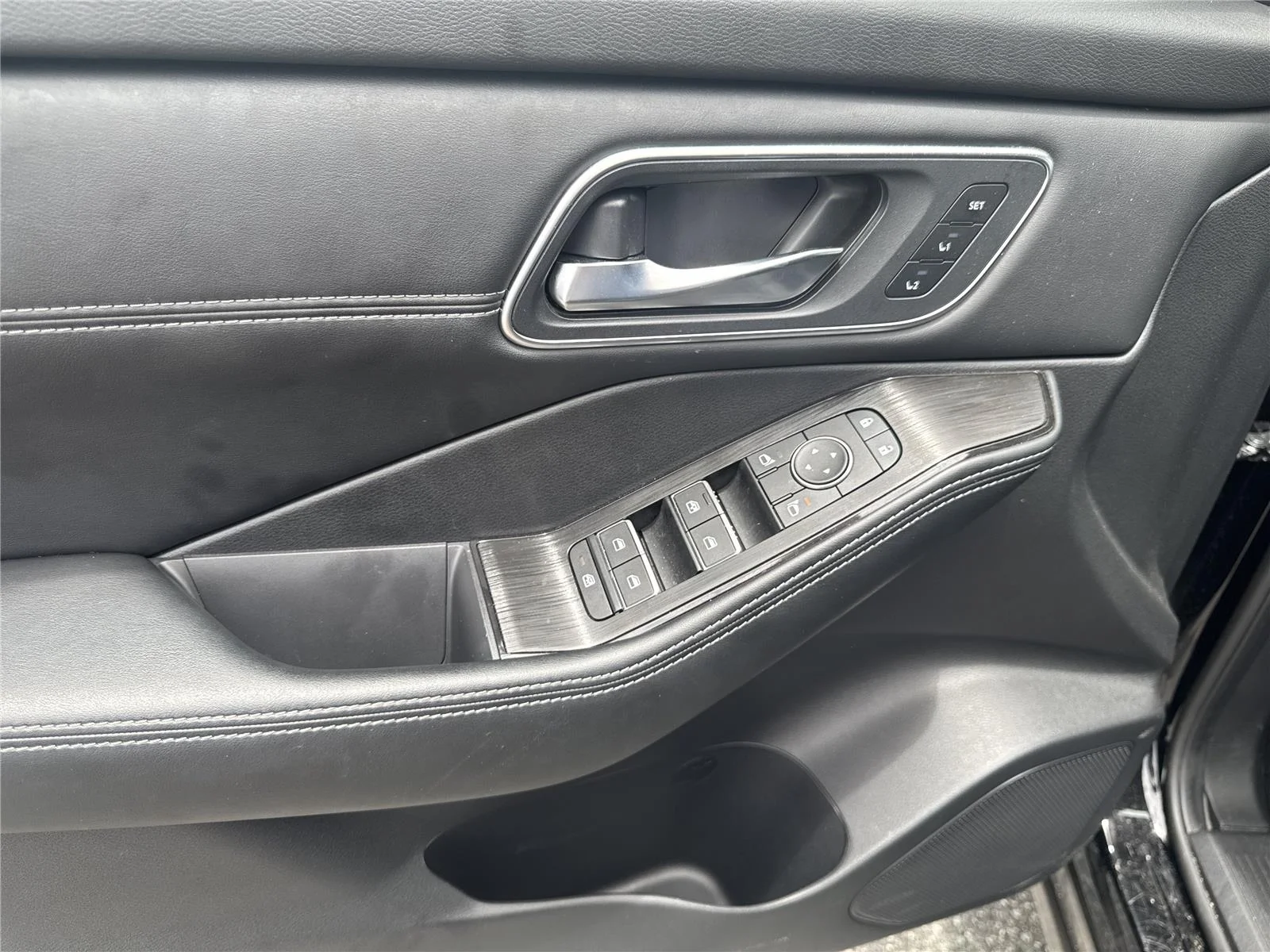 Used 2026 Super Black Nissan Platinum image 17