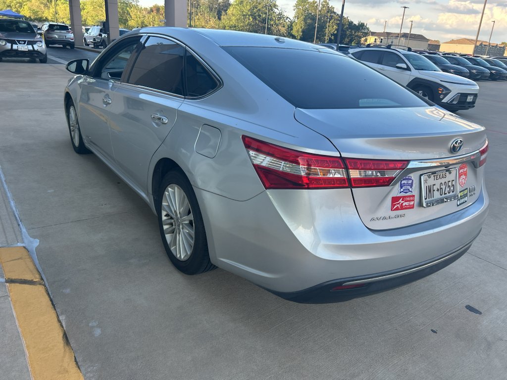 Used 2014 Classic Silver Metallic Toyota XLE Touring image 5