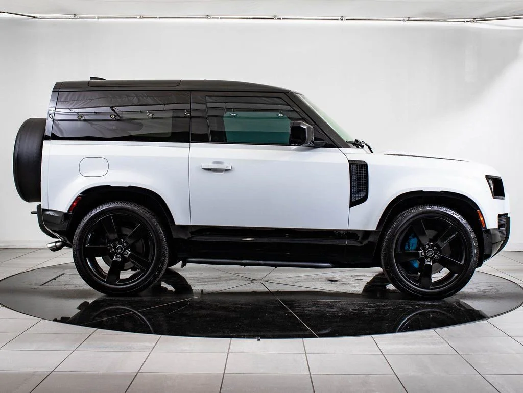 Used 2022 White Land Rover V8 image 6