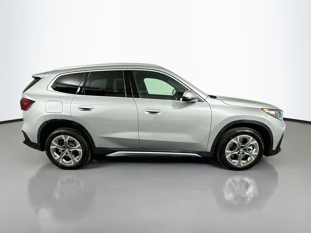 New 2027 Space Silver Metallic BMW xDrive28i image 4