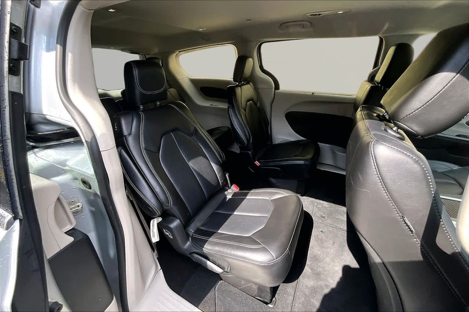 Used 2024 Silver Mist Clearcoat Chrysler Touring L image 20