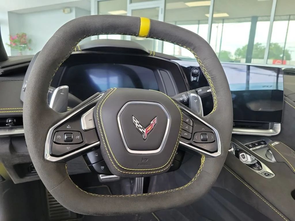 Used 2023 ACCELERATE YELLOW METALLIC Chevrolet 3LT image 27