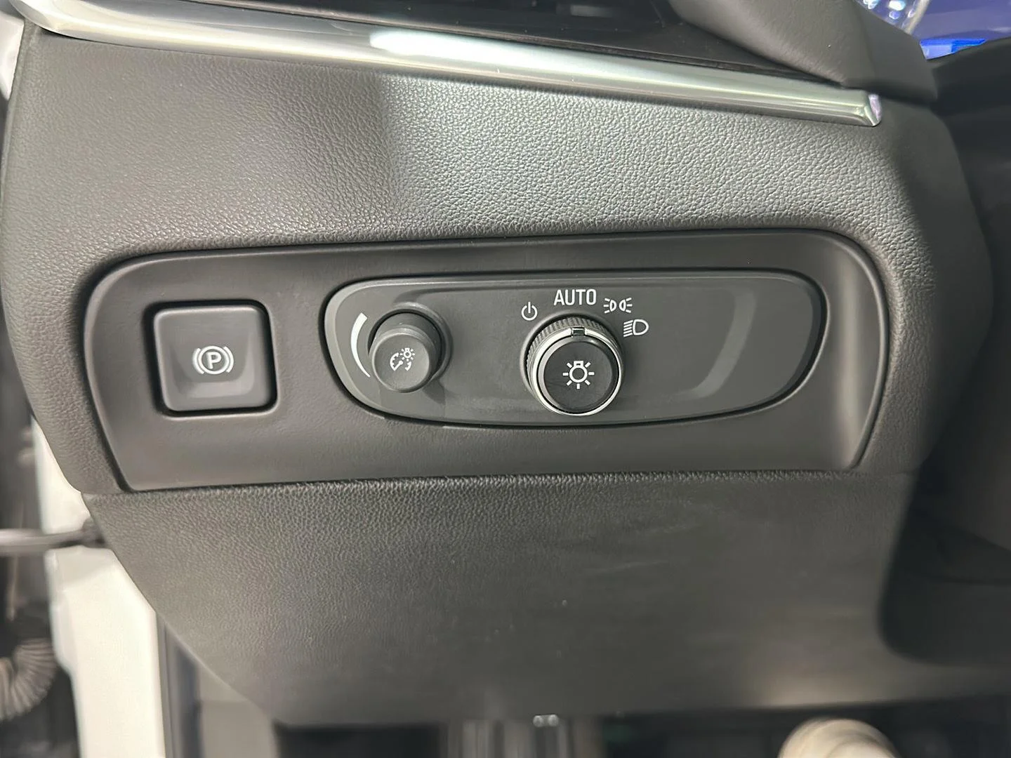Used 2020 WHITE FROST TRICOAT Buick Avenir image 14