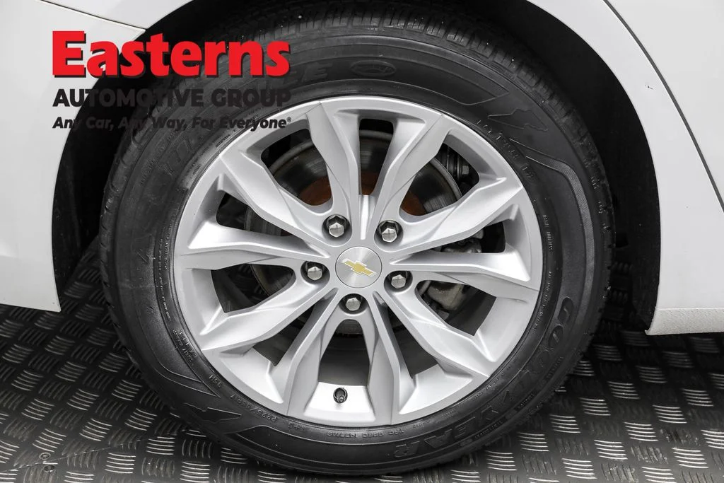 Used 2022 White Chevrolet LT image 28