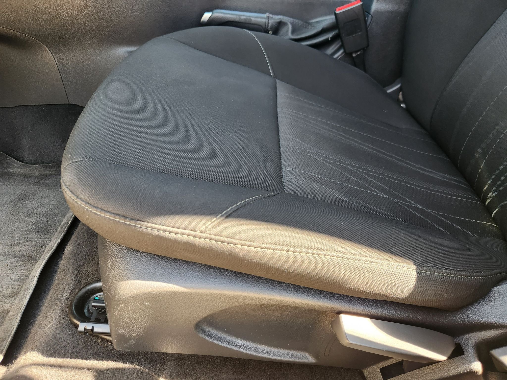 Used 2018 White Gold Metallic Ford SE image 24