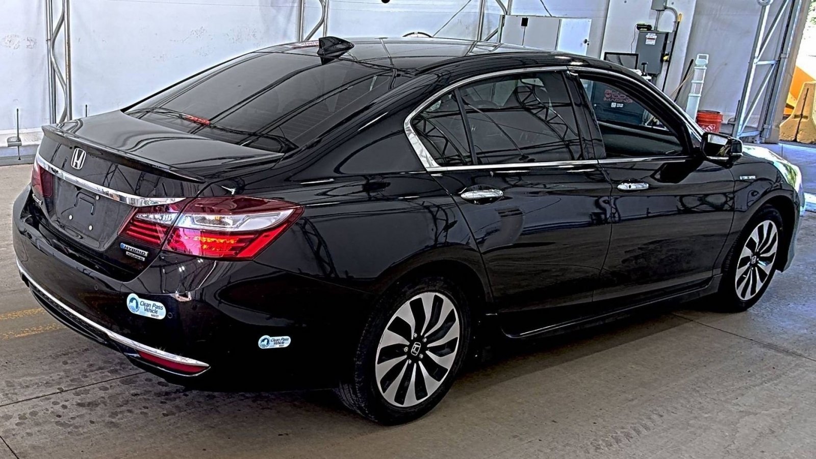 Used 2017 Crystal Black Pearl Honda Touring image 4
