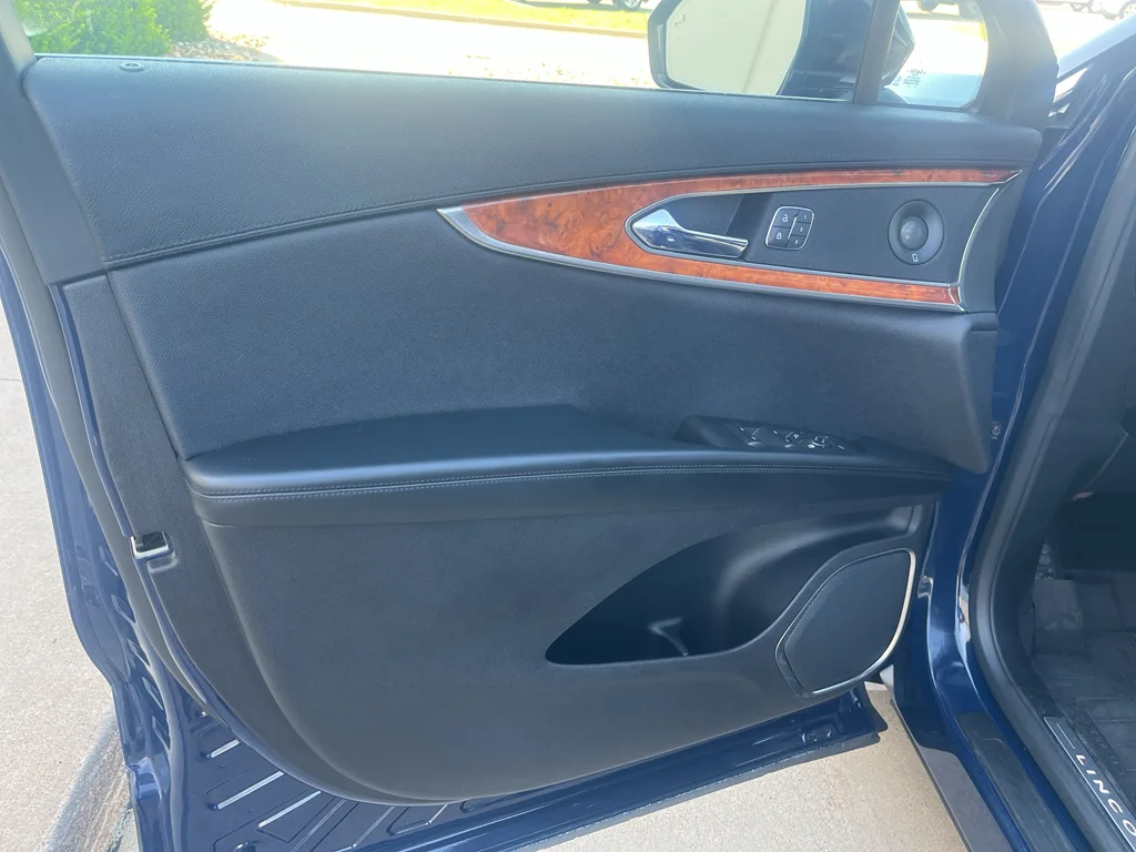 Used 2020 Rhapsody Blue Lincoln Reserve image 23