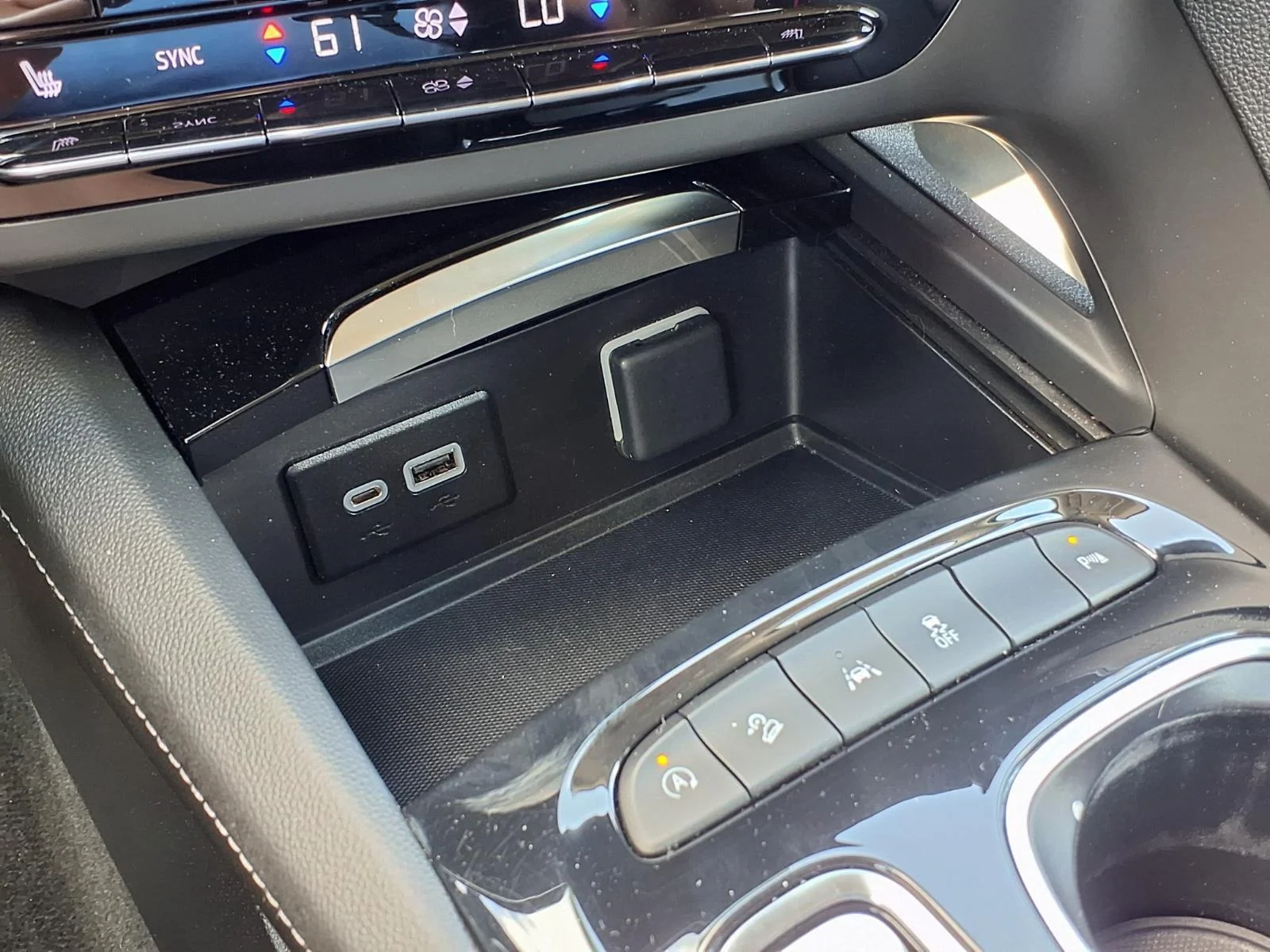 Used 2023 Summit White Buick Essence image 6