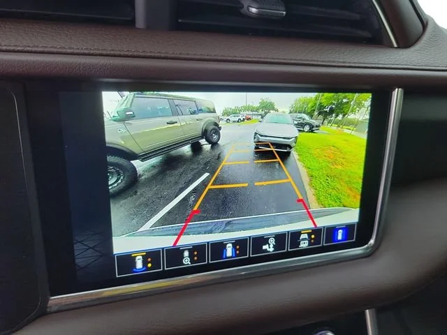 Used 2022 White Frost Tricoat GMC Denali image 21