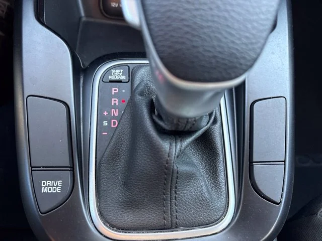 Used 2022 White Kia LX image 19