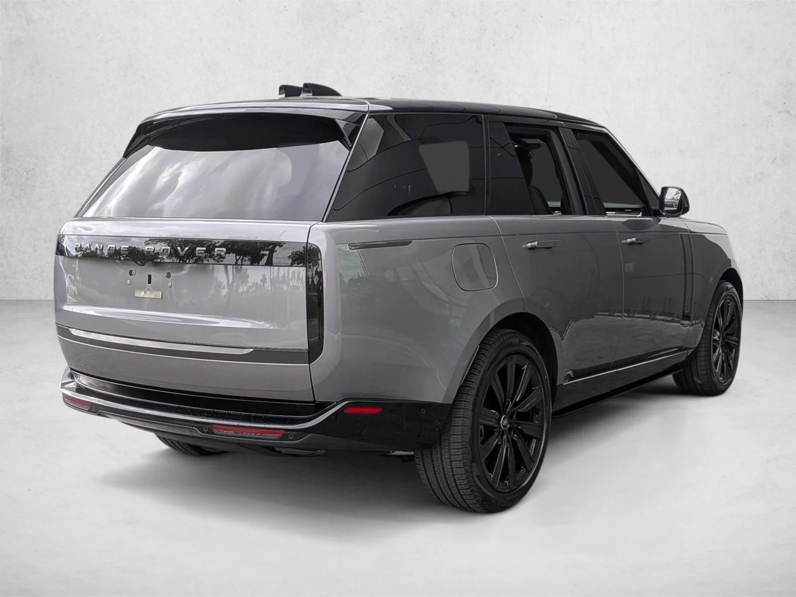 Used 2025 Eiger Grey Metallic Land Rover SE image 5