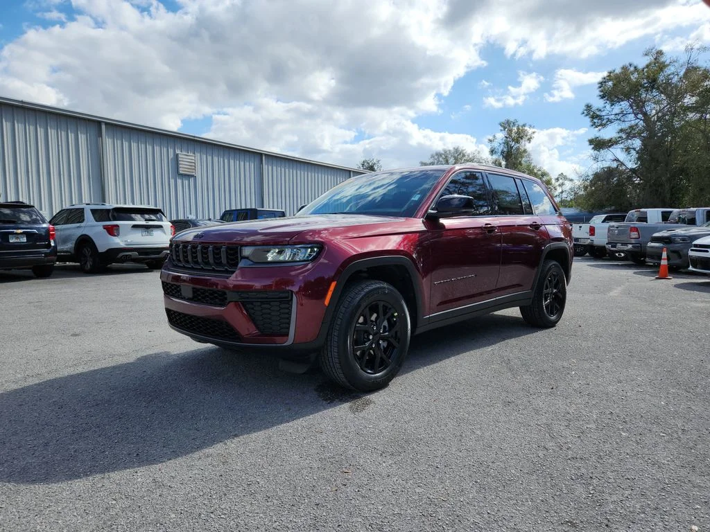 New 2026 Velvet Red Pearl-Coat Exterior Paint Jeep Altitude image 2