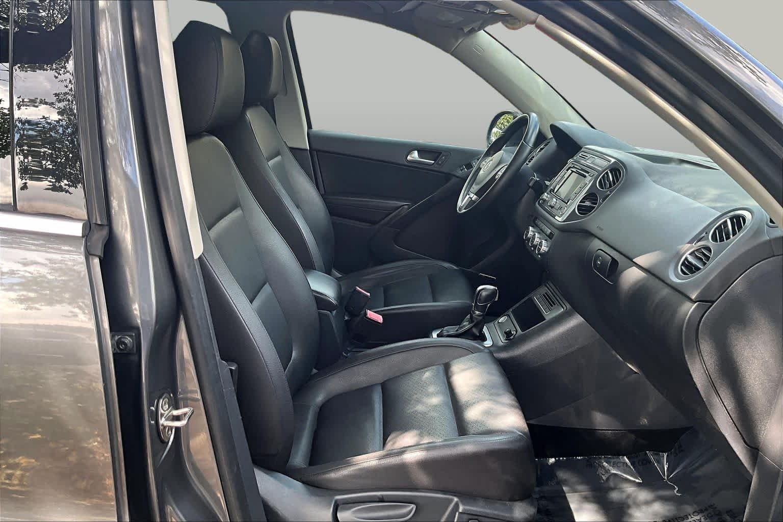 Used 2014 Pepper Gray Metallic Volkswagen SEL image 8