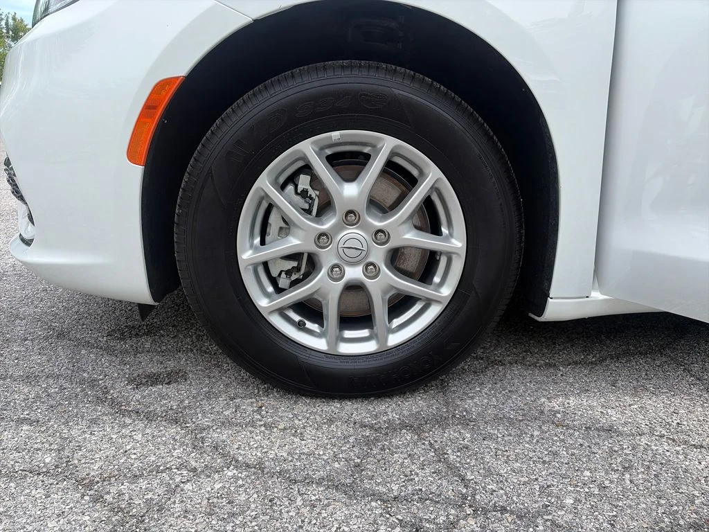 Used 2026 White Chrysler Select image 26