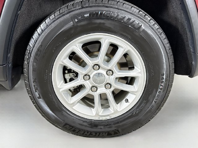 Used 2018 Red Jeep Laredo image 28