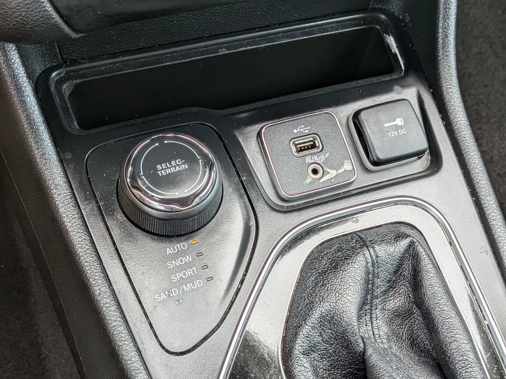 Used 2019 Red Jeep Limited image 21