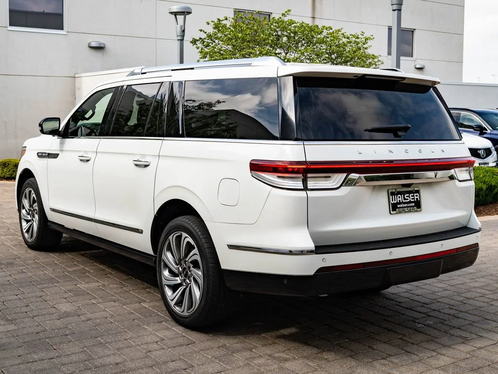 Used 2023 Pristine White Metallic Tri-Coat Lincoln Reserve image 6