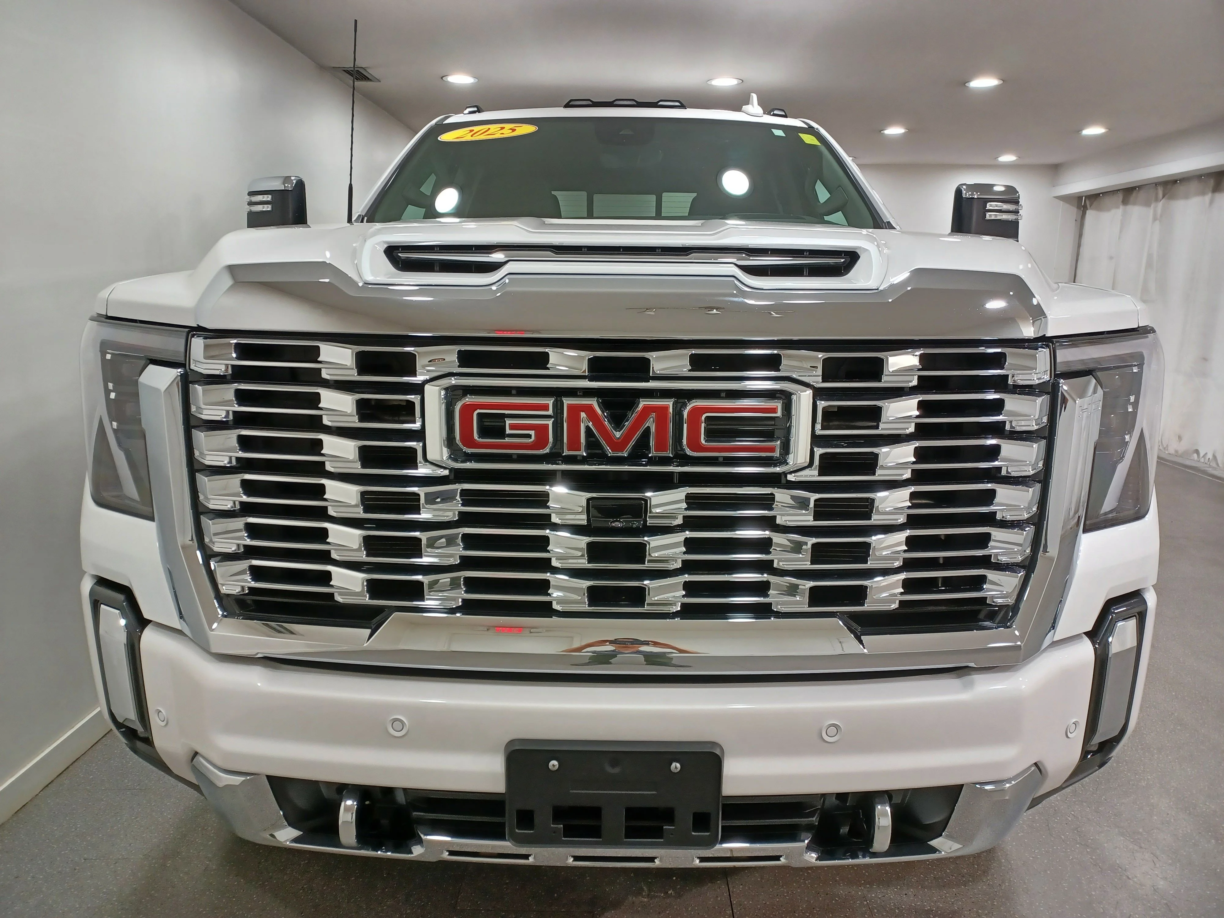 Certified Used 2025 White Frost Tricoat GMC Denali 4WD*No Lux Tax | 6.6L Duramax Diesel | Adapt Cruise | Remote Start | Cooled Leather | Tow Pkg image 3
