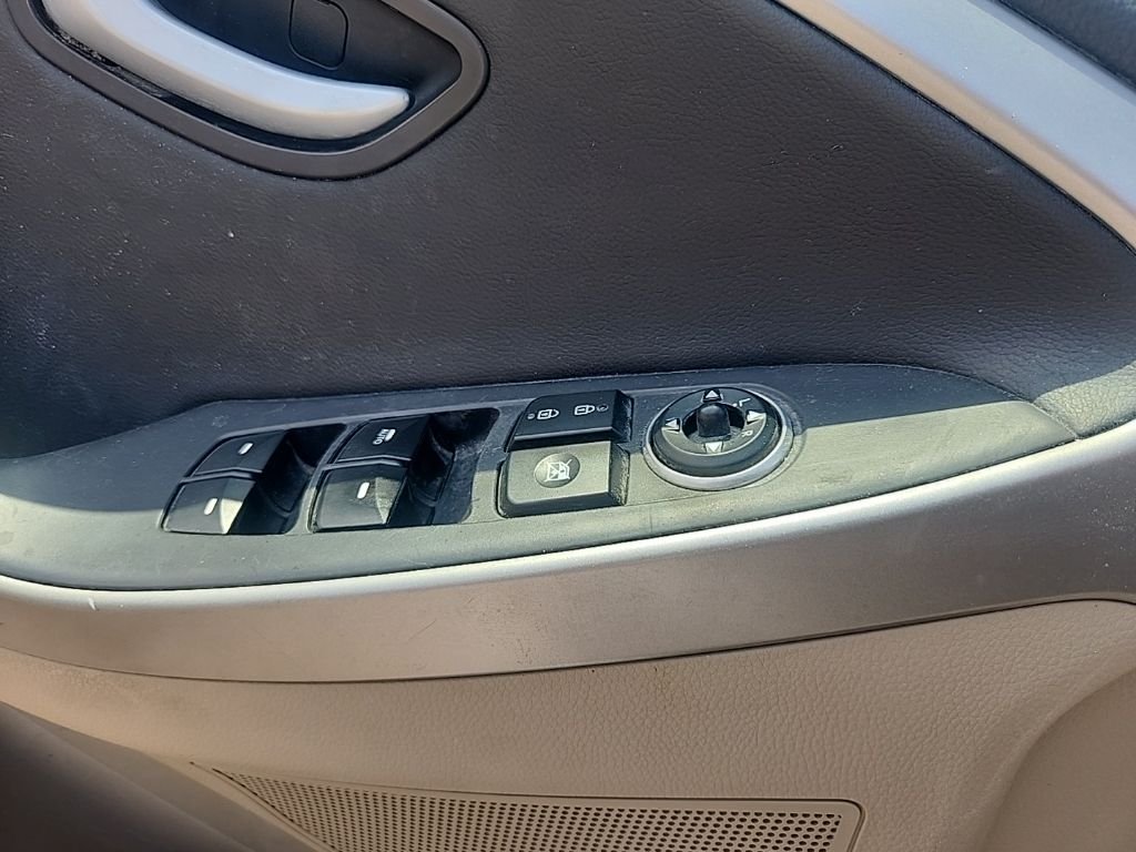 Used 2013 White Hyundai Base image 25