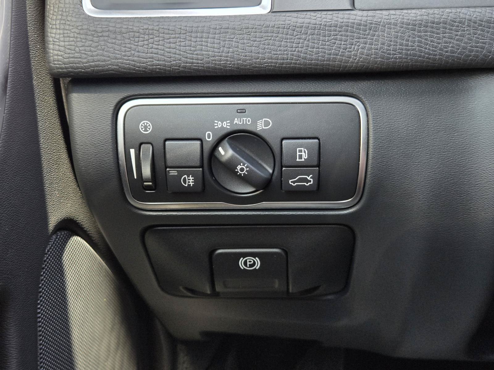 Used 2017 Blue Metallic Volvo Inscription image 20