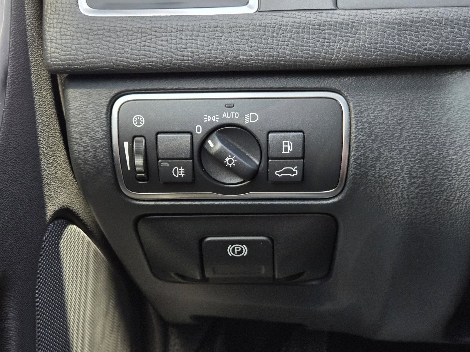 Used 2017 Blue Metallic Volvo Inscription image 20