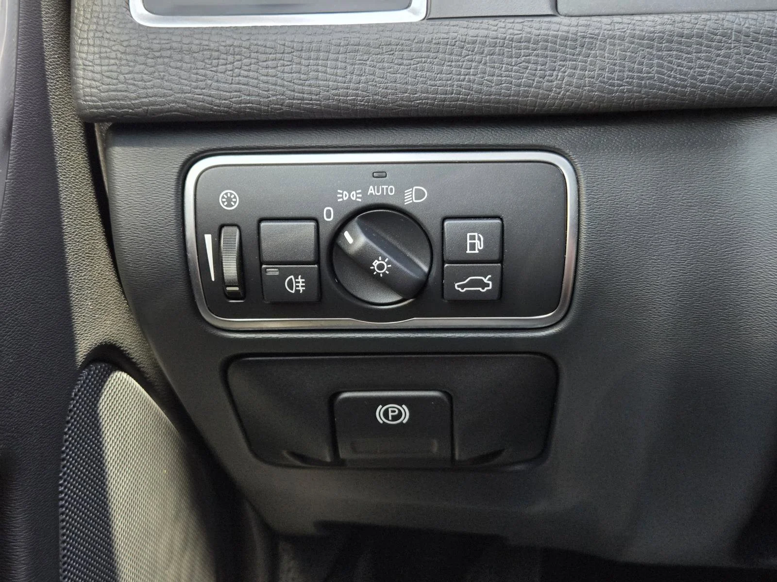 Used 2017 Blue Metallic Volvo Inscription image 20