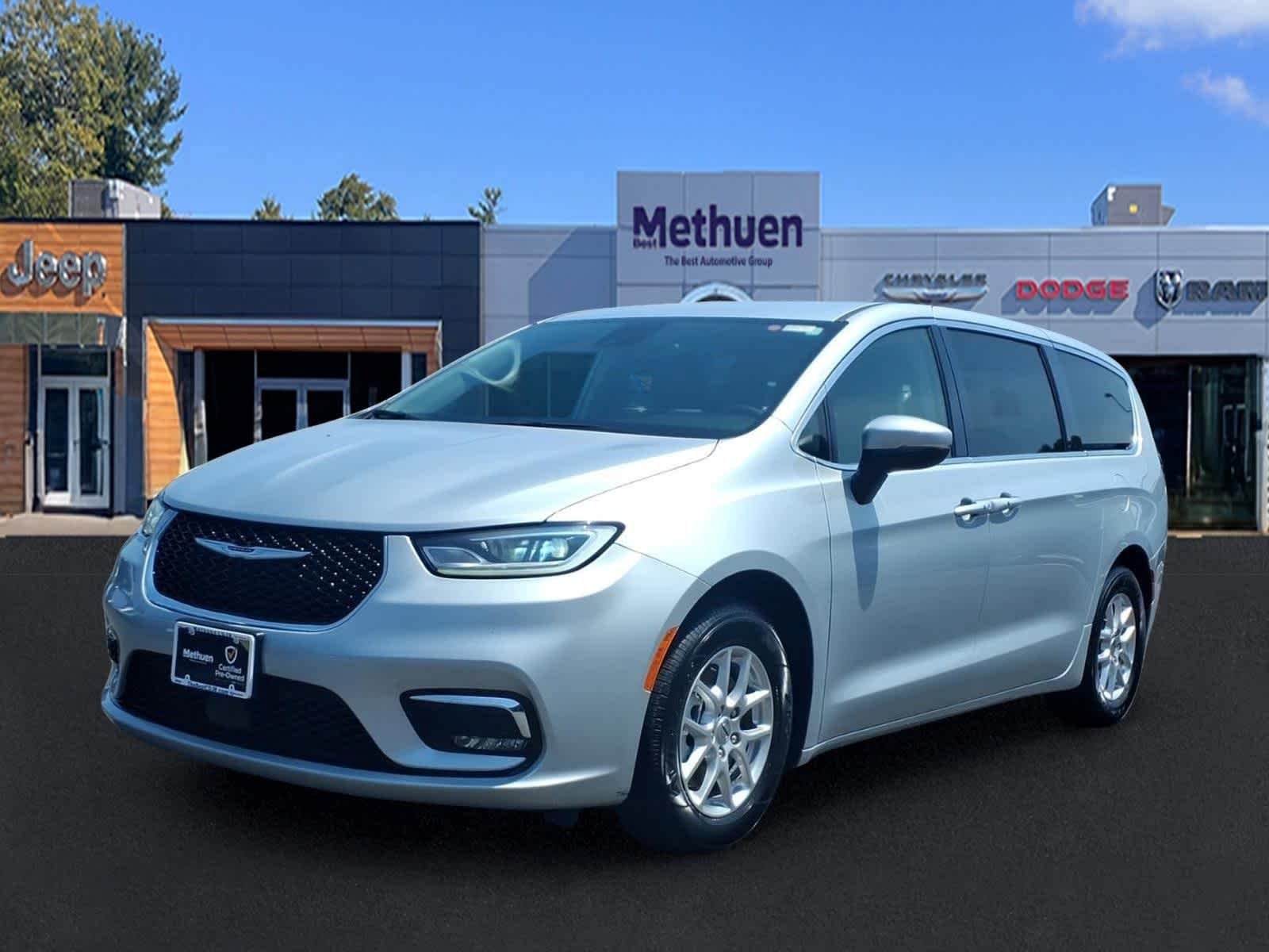 Used 2023 Silver Mist Clearcoat Chrysler Touring L image 9