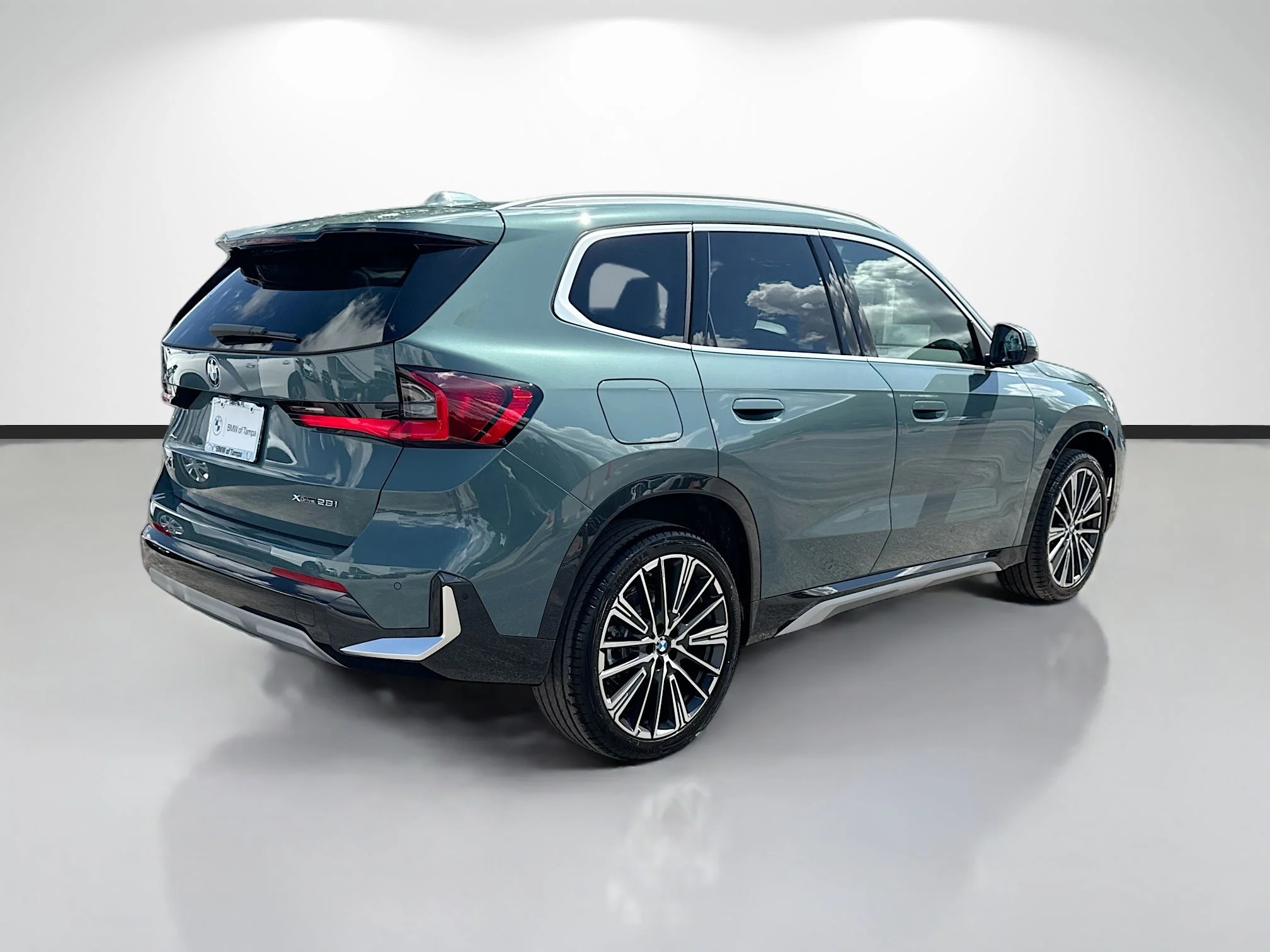 New 2026 Cape York Green Metallic BMW xDrive28i image 3