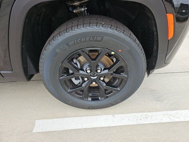 New 2026 Diamond Black Crystal Pearlcoat Jeep Laredo Altitude image 9