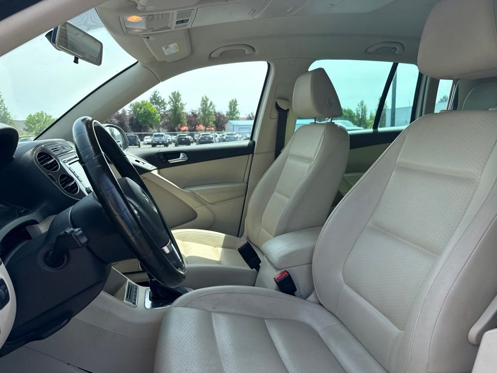 Used 2013 Candy White Volkswagen AWD One-Owner image 9