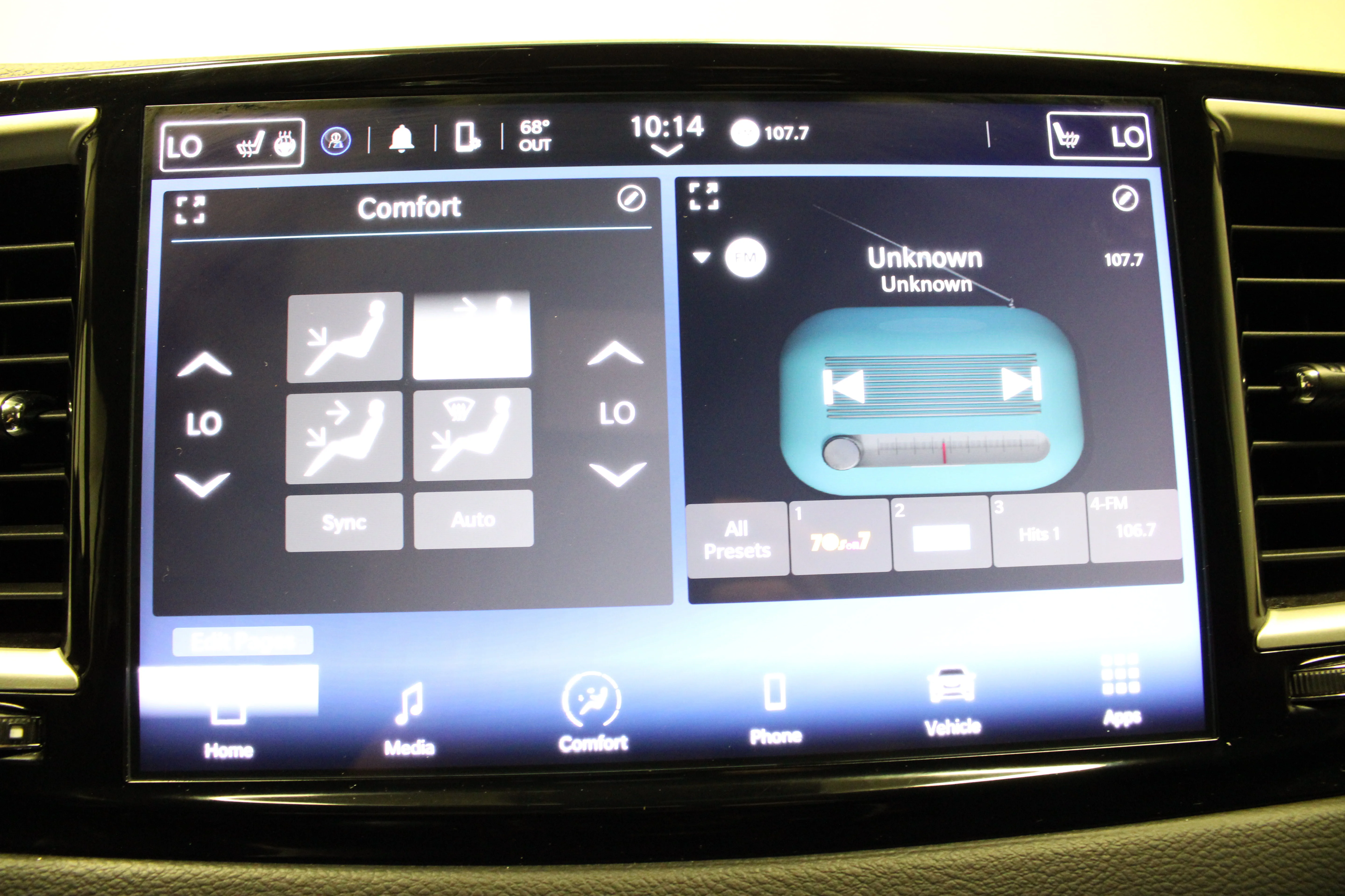 Used 2024 Diamond Black Crystal Pearlcoat Chrysler Touring L image 24