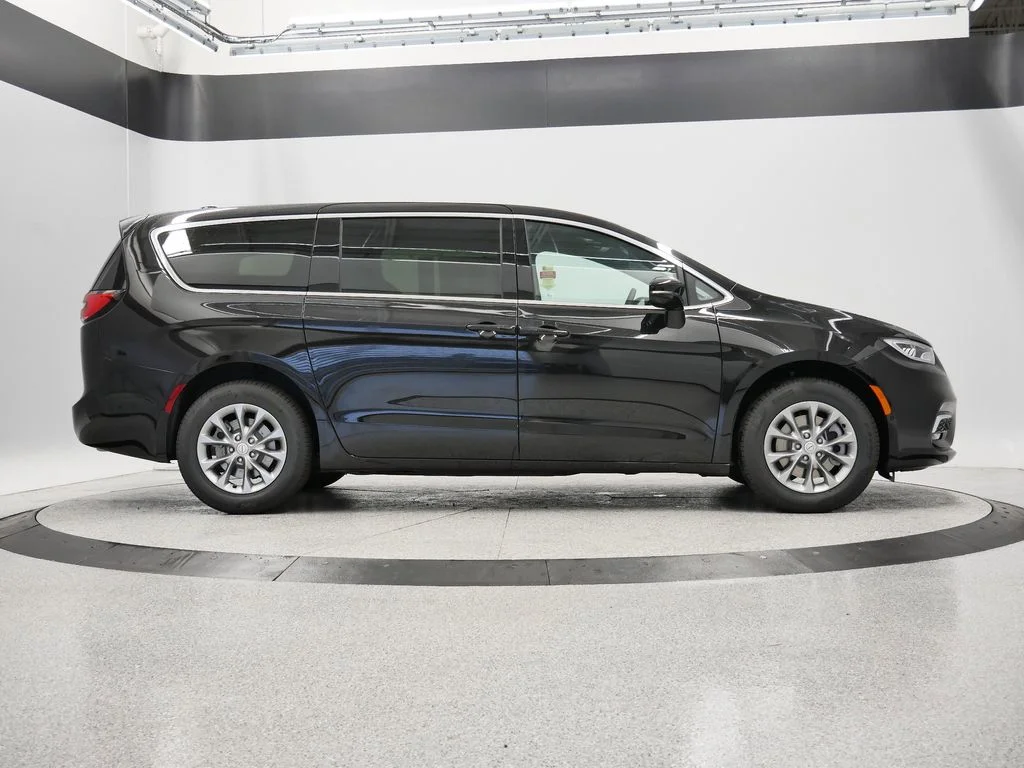 2026 Chrysler Pacifica Select - Photo 46