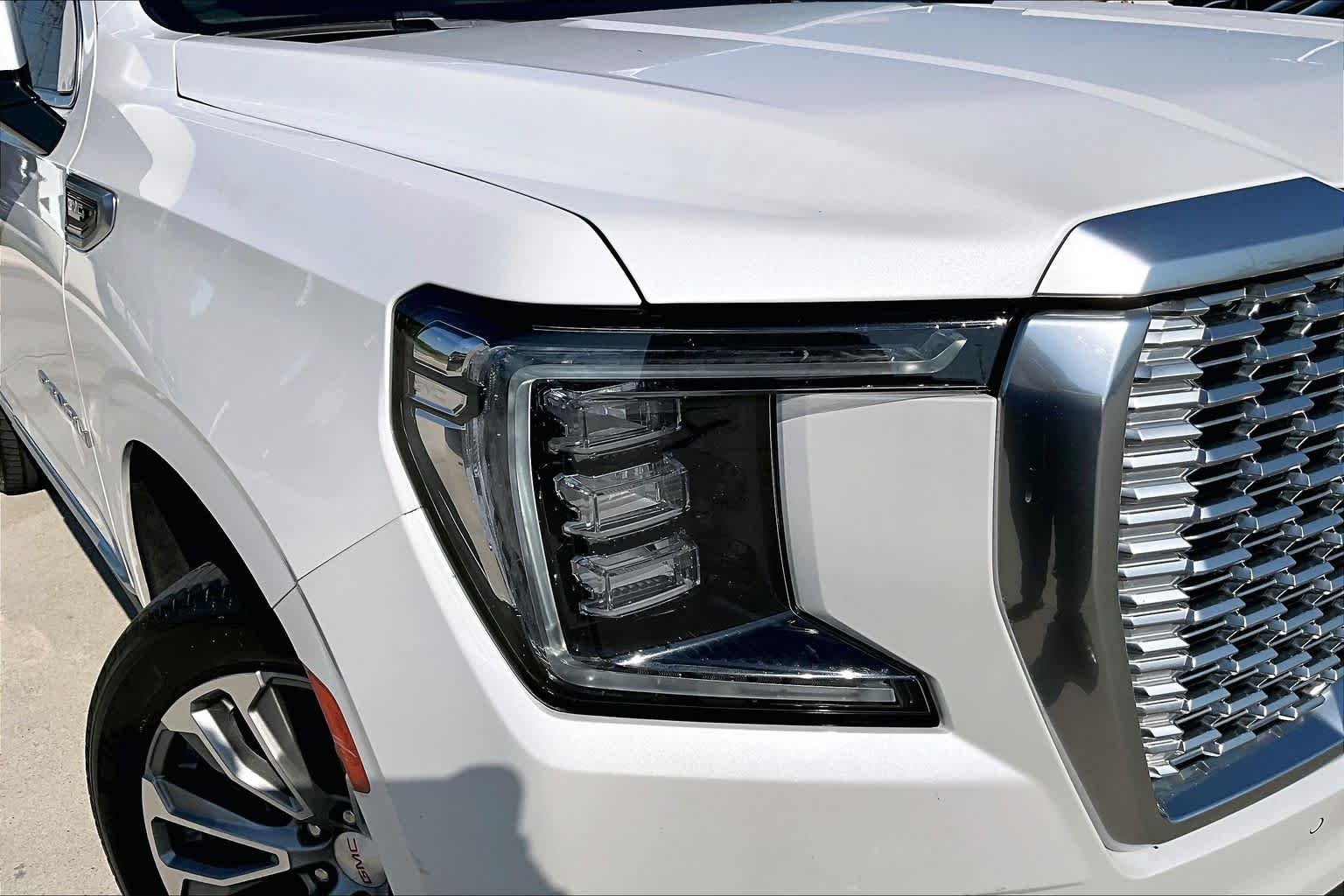 Used 2021 White Frost Tricoat GMC Denali image 27