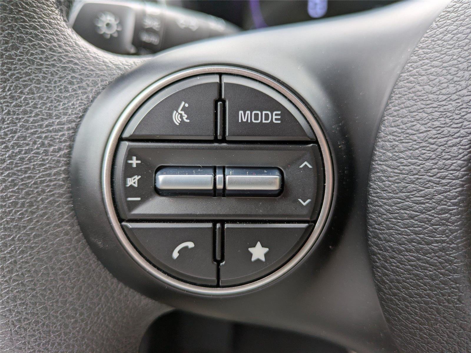 Used 2025  KIA  image 23