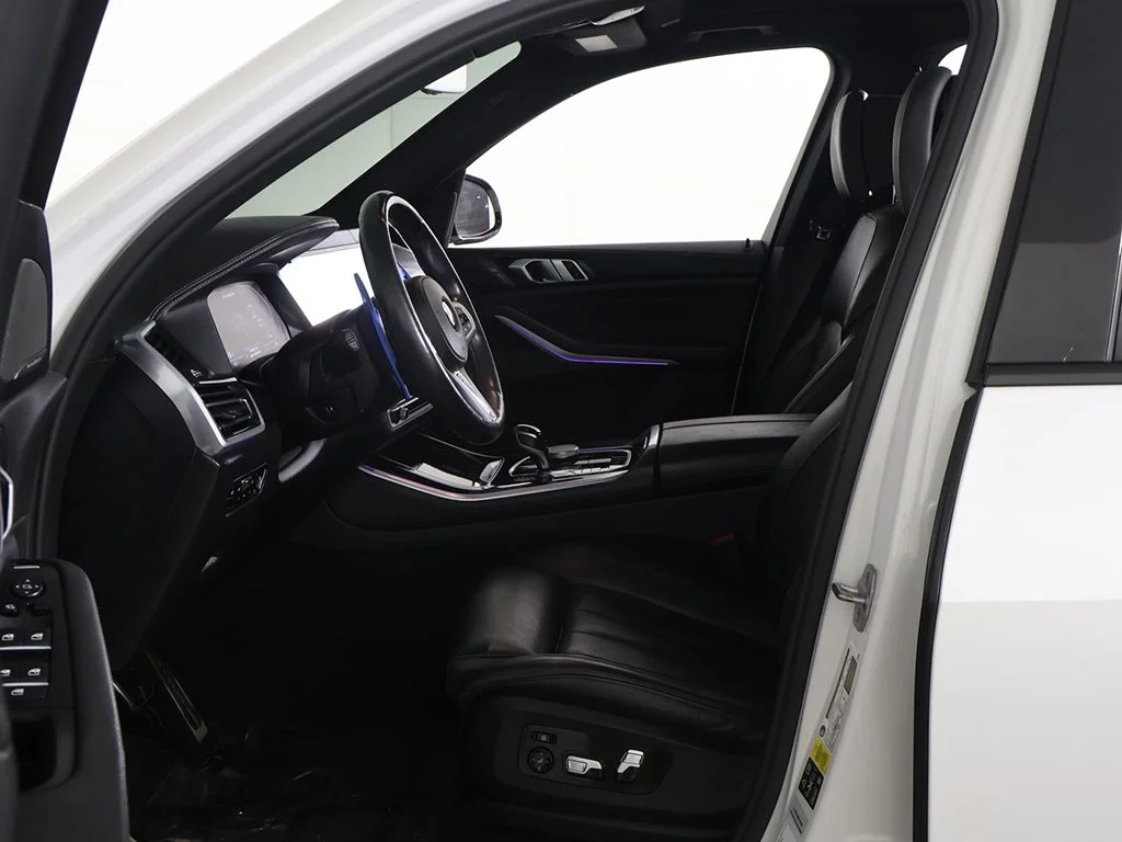 Used 2021 White BMW M50i image 27
